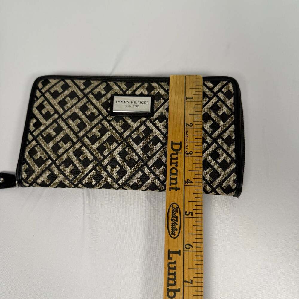 Tommy Hilfiger Monogram Logo Zip Around Wallet Black Tan - Picture 7 of 7